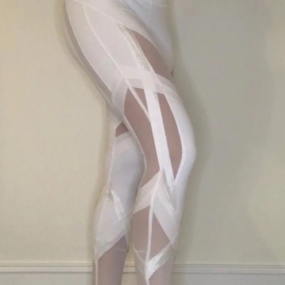 ALO white get wrapped up leggings - Picture 2 of 6